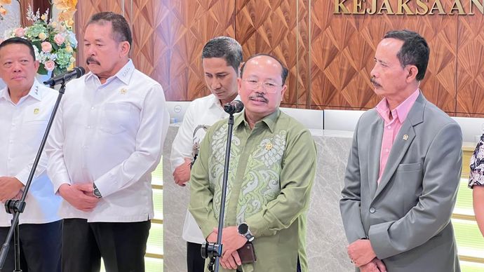 Konferensi pers usai pertemuan KY dengan Kejagung. 