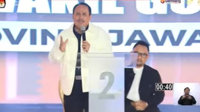 Jeje Wiradinata dan Ronal Surapradja dalam debat perdana Pilkada Jabar 2024. (YouTube) 