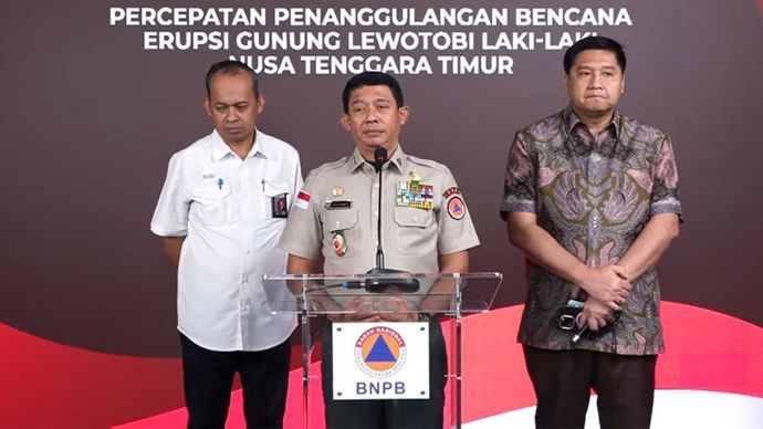 Ketua BNPB Suharyanto (tengah)