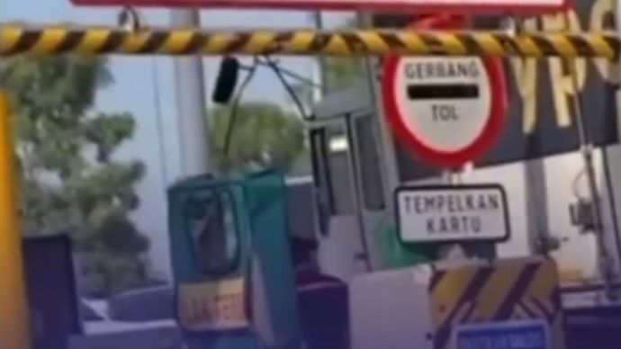 Truk tabrak gerbang tol Jatikarya