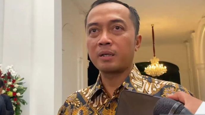 Arsip foto - Menteri Sekretaris Negara (Menseneg) Prasetyo Hadi saat menyampaikan keterangan di kompleks Istana Kepresidenan Jakarta, Minggu (20/10/2024). (ANTARA)