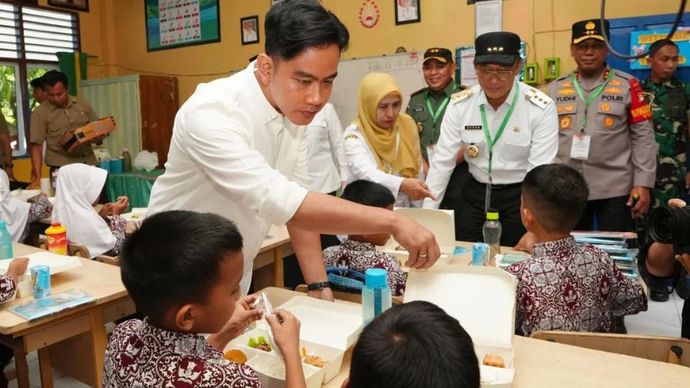 Wakil Presiden (Wapres) Gibran Rakabuming Raka (tengha) memeriksa jenis makanan bergizi gratis yang hendak disantap anak-anak SDN 103 Inpres Hasanuddin disaksikan Pj Gubernur Sulsel Prof Zudan Arif Fakrulloh (dua kanan) Kapolda Sulsel Irjen Pol Yudhiawan (kanan) dan Pangdam XIV/Hasanuddin Mayjen TNI Bobby Rinal Makmun (kiri) di Kecamatan Mandai, Kabupaten Maros, Rabu (13/11/2024). 