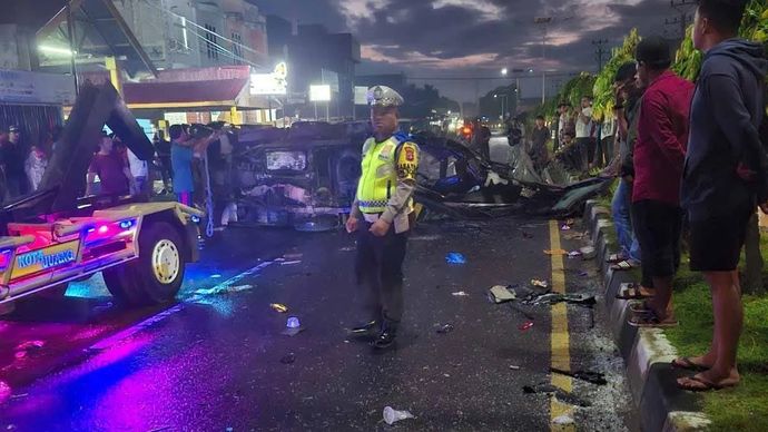 Polisi melakukan olah TKP kecelakaan lalu lintas merengut dua korban jiwa di Peusangan, Kabupaten Bireuen, Aceh, Rabu (13/11/2024).