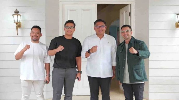 Wakil Menteri Pertanian (Wamentan) Sudaryono (kedua kanan), mengunjungi kediaman Utusan Khusus Presiden Bidang Pembinaan Generasi Muda dan Pelaku Seni Raffi Ahmad (kanan) di Perumahan Andara, Depok, Jawa Barat, Rabu (13/11/2024).