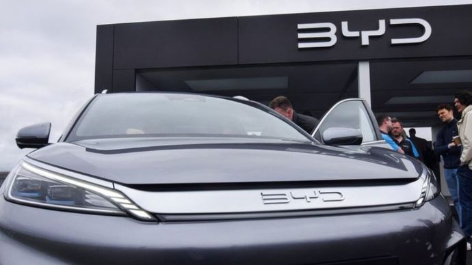 SUV listrik BYD Atto 3 di pameran dagang kendaraan listrik Fully Charged Live di Farnborough, Inggris, pada 28 April 2023. (Foto: Dok/Nick Carey/Reuters)