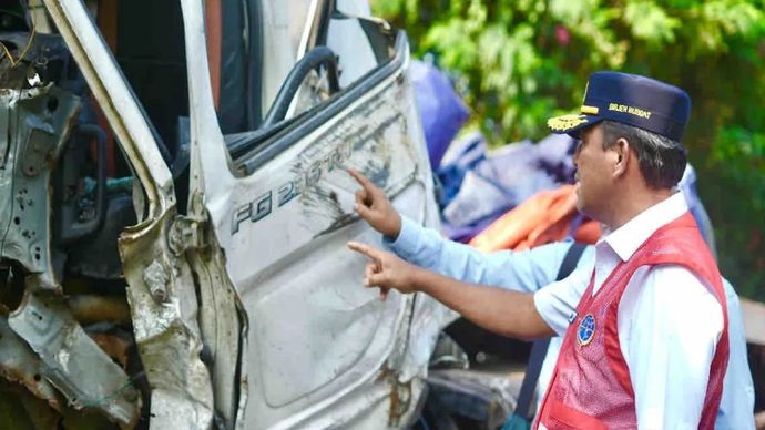 Direktur Jenderal Perhubungan Darat Kemenhub Risyapudin Nursin melakukan peninjauan langsung ke lokasi kejadian kecelakaan lalu lintas yang melibatkan truk tempelan bermuatan kardus dan belasan kendaraan mini bus di KM 92 Tol Cipularang di Purwakarta