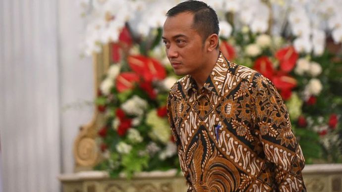 Prasetyo Hadi berjalan saat dipanggil Presiden Prabowo Subianto dalam pengumuman jajaran menteri Kabinet Merah Putih di Istana Merdeka, Jakarta, Minggu (20/10/2024). Prasetyo Hadi terpilih sebagai Menteri Sekretariat Negara dalam kabinet itu. ANTARA 