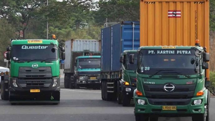 Arsip Foto - Truk-truk peti kemas melintas di Jalan Tol Surabaya-Gempol di Surabaya, Jawa Timur, Selasa (15/10/2024). ANTARA 