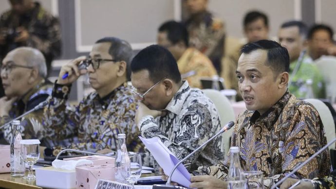 Menteri Sekretaris Negara Prasetyo Hadi (kanan) menyampaikan paparan pada rapat kerja dengan Komisi XIII DPR di kompleks Parlemen, Senayan, Jakarta, Rabu (13/11/2024).  ANTARA