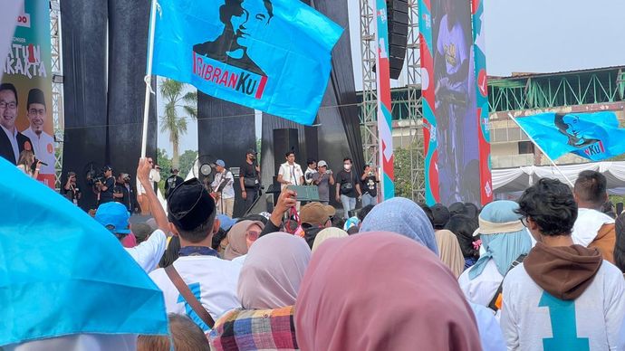 Bendera dengan wajah Wapres Gibran muncul di kampanye akbar Ridwan Kamil dan Suswono di Cengkareng, Jakarta Barat. 