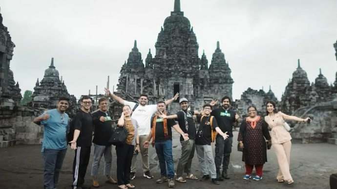 Para peserta familiarization trip (famtrip) dari beberapa negara se Asia Selatan dan Tengah berpose di depan tempat wisata Indonesia. Acara ini diselenggarakan oleh Kementerian Pariwisata dan Ekonomi Kreatif (Kemenparekraf).