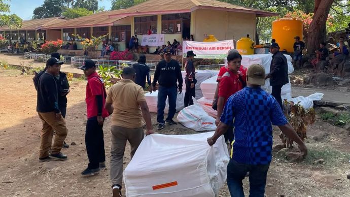 Menteri Sosial Saifullah Yusuf (Mensos Gus Ipul) terus memastikan pemenuhan kebutuhan para penyintas erupsi Gunung Lewotobi Laki-laki, Provinsi Nusa Tenggara Timur pada Kamis 14 November 2024dengan kembali mengirimkan bantuan logistik tanggap darurat tahap ketiga