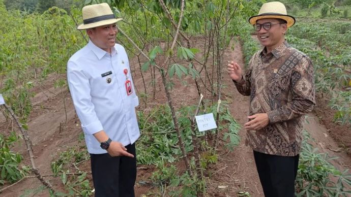 Menteri Desa dan Pembangunan Daerah Tertinggal (Mendes PDT) Yandri Susanto didampingi PJ Bupati Tangerang Andi Ony Prihartono saat mengunjungi Desa Sodong di Tigaraksa, Kabupaten Tangerang. (ANTARA)