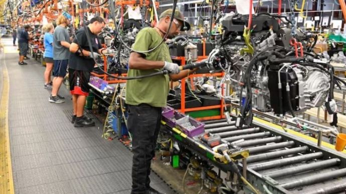 Perakitan mesin di pabrik General Motors (GM) di Spring Hill, Tennessee, Amerika Serikat, 22 Agustus 2019. (Foto: Dok/Harrison McClary/Reuters) 