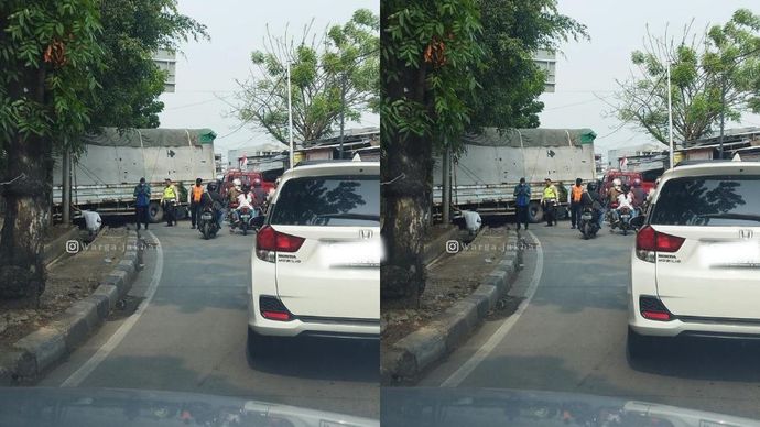 Sebuah truk terperosok di kawasan Peta Barat, Kalideres, Jakarta Barat.