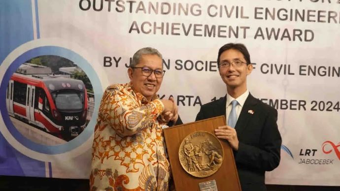 Direktur Jenderal Perkeretaapian Kemenhub Mohamad Risal Wasal menerima penghargaan internasional Outstanding Civil Engineering Achievement Award dari Japan Society of Civil Engineers atas proyek LRT Jabodebek di Jakarta, Selasa (12/11/2024). ANTARA/HO-Humas Kemenhub