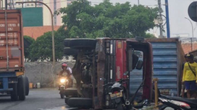 Truk terbalik di Jalan Lodan