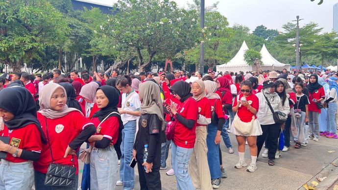 Antrean pendukung Timnas Indonesia. 