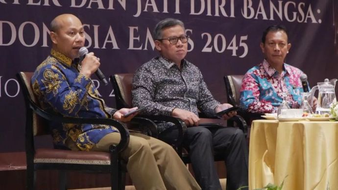 Deputi Bidang Koordinasi Revolusi Mental, Pemajuan Kebudayaan, dan Prestasi Olahraga Kemenko PMK Warsito (kiri) dalam acara Forum Diskusi Penguatan Karakter Menuju Indonesia Emas 2045 di Jakarta, Rabu (13/11/2024). (ANTARA)