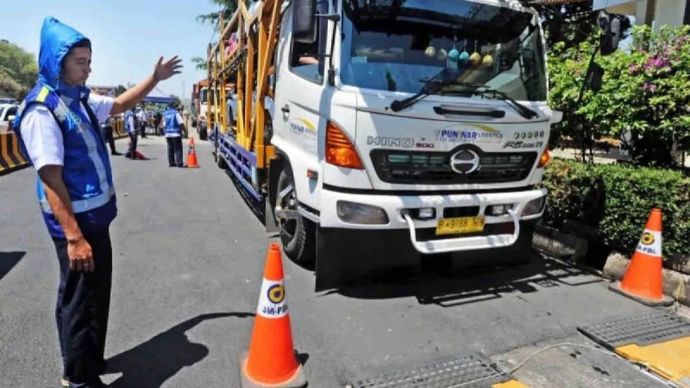 Ilustrasi - Petugas Jasa Marga mengarahkan truk untuk ditimbang beratnya saat operasi penertiban kendaraan Over Dimension dan Over Load (ODOL) di Jalan Tol Cipularang, Jawa Barat, Kamis (12/9/2019). ANTARA