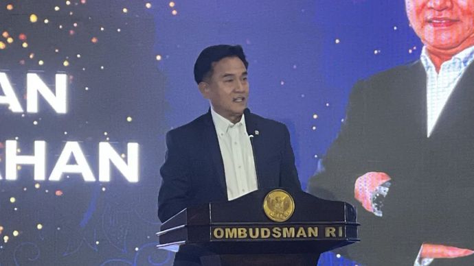 Menteri Koordinator Bidang Hukum, HAM, Imigrasi, dan Pemasyarakatan Yusril Ihza Mahendra dalam acara &ldquo;Penganugerahan Penilaian Kepatuhan Penyelenggaraan Pelayanan Publik Tahun 2024&rdquo; di Jakarta, Kamis (14/11/2024). ANTARA