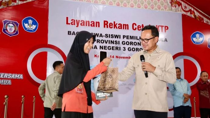 Wakil Menteri Dalam Negeri (Wamendagri) Bima Arya Sugiarto pada kegiatan Layanan Rekam Cetak Kartu Tanda Penduduk (KTP) di Sekolah Menengah Atas (SMA) Negeri 3 Gorontalo, Kamis (14/11/2024). (ANTARA)