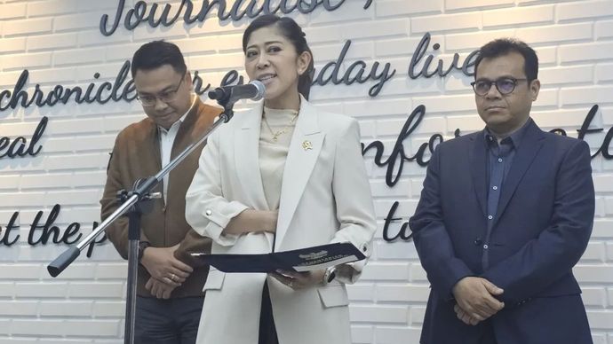 Menteri Komunikasi dan Digital (Menkomdigi) Meutya Hafid melakukan konferensi pers terkait pertemuan dengan Menteri Sekretaris Negara didampingi dua Wakil Menteri Komdigi Angga Raka Prabowo dan Nezar Patria di Kantor Kementerian Komdigi, Jakarta Pusat, Kamis (14/11/2024). (ANTARA)