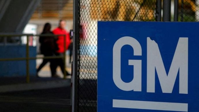 Logo GM terlihat di pabrik General Motors di Sao Jose dos Campos, Brasil, 22 Januari 2019. (Foto: Dok/Roosevelt Cassio/Reuters)