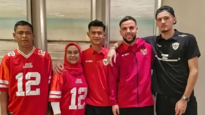 Pratama Arhan perkenalkan dua rekan setimnya, Justin Hubner dan Calvin Verdonk, kepada keluarganya.