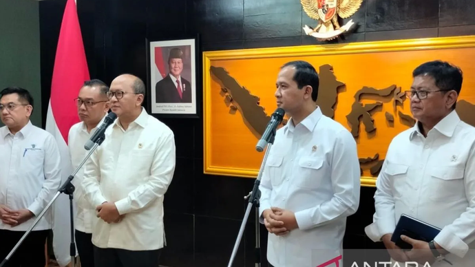 Menteri Transmigrasi (Mentrans) Iftitah Sulaiman dan Menteri Investasi dan Hilirisasi/Kepala Badan Koordinasi Penanaman Modal (BKPM) Rosan Perkasa Roeslani dalam konferensi pers di Jakarta, Senin (18/11/2024). 