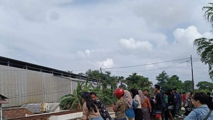 Seorang perempuan Diduga Tewas Tersambar Kereta Api di Karawang.