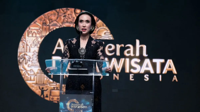 Menpar Widiyanti Putri Wardhana menyampaikan sambutannya pada acara Puncak Anugerah Desa Wisata Indonesia (ADWI) 2024 di Teater Tanah Airku, Taman Mini Indonesia Indah, Jakarta, Minggu (17/11/2024). 