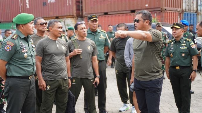 KSAD Jenderal Maruli Simanjuntak saat melakukan pemeriksaan. 