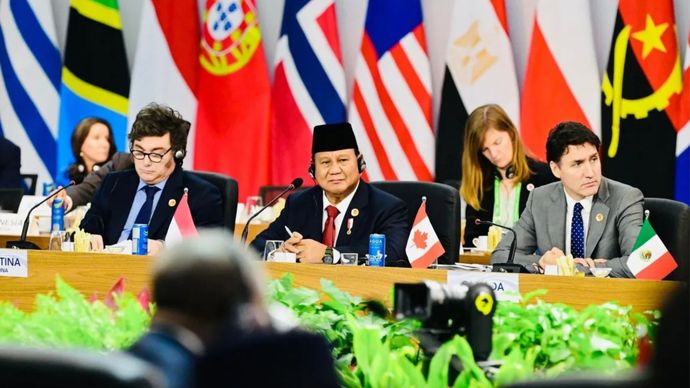 Presiden RI Prabowo Subianto (tengah) dalam sesi pertama Konferensi Tingkat Tinggi (KTT) G20 di Rio de Janeiro, Brasil, Senin (18/11/2024) waktu setempat. 