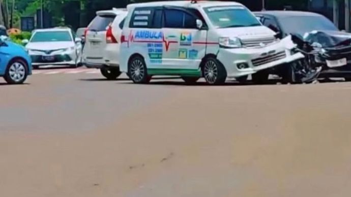 Ambulans Tabrakan dengan Mobil Pribadi di BSD Grand Boulevard.