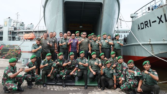 KSAD Jenderal Maruli Simanjuntak cek kesiapan satuan angkutan air TNI AD. 