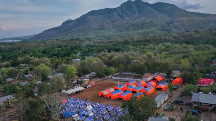 Foto udara tenda-tenda pengungsian untuk warga yang daerahnya terdampak erupsi Gunung Lewotobi Laki-laki di Desa Kobasoma, Titehena, Kabupaten Flores Timur, NTT, Sabtu (16/11/2024). (ANTARA FOTO/Aditya Pradana Putra/Spt)