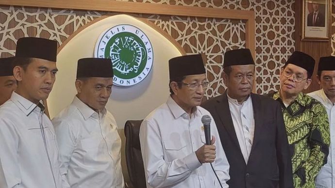 Menteri Agama Nasaruddin Umar (tengah) saat memberikan keterangan pers pertemuan dengan Majelis Ulama Indonesia (MUI) di Gedung MUI, Jakarta, Selasa (19/11/2024).