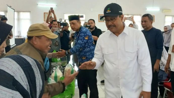 Mensos Saifullah Yusuf (kanan) saat memberikan bantuan di Sentra Phalamartha, Kabupaten Sukabumi, Jawa Barat, Senin (18/11/2024). (ANTARA)