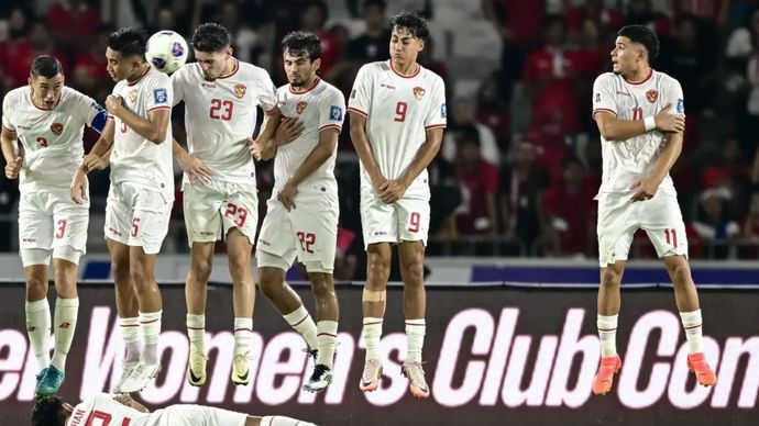 Pesepak bola Timnas Indonesia berusaha menahan bola dari tendangan bebas pesepak bola Timnas Arab Saudi pada pertandingan Grup C putaran ketiga Kualifikasi Piala Dunia 2026 Zona Asia di Stadion Utama Gelora Bung Karno, Senayan, Jakarta, Timnas Indonesia menang atas Arab Saudi dengan skor akhir 2-0. 