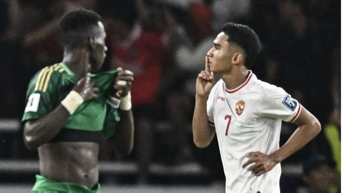 Pesepak bola Timnas Indonesia Marselino Ferdinan (kanan) meluapkan kegembiraannya usai mencetak gol ke gawang Timnas Arab Saudi pada pertandingan Grup C putaran ketiga Kualifikasi Piala Dunia 2026 Zona Asia di Stadion Utama Gelora Bung Karno, Senayan, Jakarta, Rabu 20 November 2024.