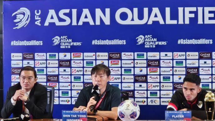 Pelatih timnas Indonesia Shin Tae-yong (tengah) menjawab pertanyaan pewarta pada jumpa pers usai pertandingan putaran ketiga kualifikasi Piala Dunia 2026 antara Indonesia melawan Arab Saudi di Stadion Utama Gelora Bung Karno, Jakarta, Rabu  20 November 2024.