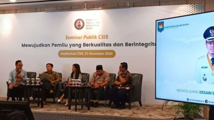 Wakil Menteri Dalam Negeri (Wamendagri) Bima Arya Sugiarto (kiri) saat menanggapi hasil riset dari peneliti Centre for Strategic and International Studies (CSIS) di Jakarta, Kamis (21/11/2024).