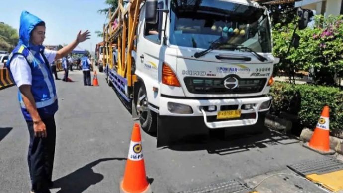 lustrasi - Petugas Jasa Marga mengarahkan truk untuk ditimbang beratnya saat operasi penertiban kendaraan Over Dimension dan Over Load (ODOL) di Jalan Tol Cipularang, Jawa Barat.