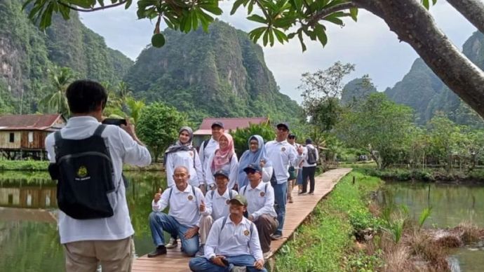 Pengunjung yang merupakan peserta kegiatan Sosialisasi Kawasan Lindung Geologi yang diinisiasi Badan Geologi, Kementerian ESDM berkunjung ke kawasan karst Rammang-Rammang di Kabupaten Maros, Sulsel, Rabu (20/11/2024). 