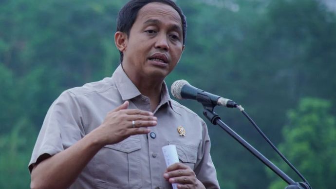 Arsip - Menteri Kehutanan Raja Juli Antoni menyampaikan pemaparan saat kunjungannya di Lumajang, Jawa Timur, Rabu (30/10/2024). Kunjungan tersebut untuk meninjau kolaborasi pihak terkait dalam mendorong percepatan pengelolaan perhutanan sosial yang dikemas dalam konsep pengembangan wilayah terpadu berbasis perhutanan sosial atau integrated Area Development (IAD)