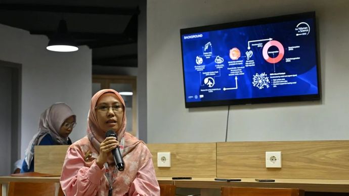 Peneliti dari Pusat Riset Kimia, Badan Riset dan Inovasi Nasional (BRIN) Deliana Dahnum dalam kegiatan diskusi di Kantor BRIN, Jakarta.