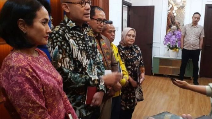 Direktur Pelindungan WNI-BHI Kemlu Judha Nugraha (ketiga kiri) setelah Rapat Koordinasi bersama Kementerian Perlindungan Pekerja Migran Indonesia (P2MI) di Jakarta, Jumat (22/11/2024).