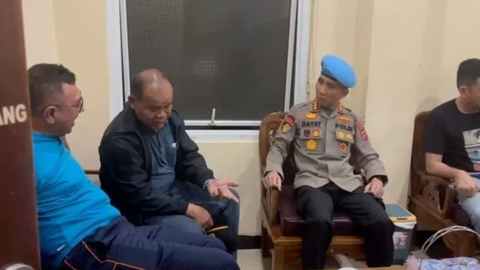 Kabag Ops Polres Solok Selatan, AKP Dadang Iskandar ditangkap karena menembak mati Kasat Reskrim Polres Solok Selatan, AKP Ulil Ryanto Anshari.