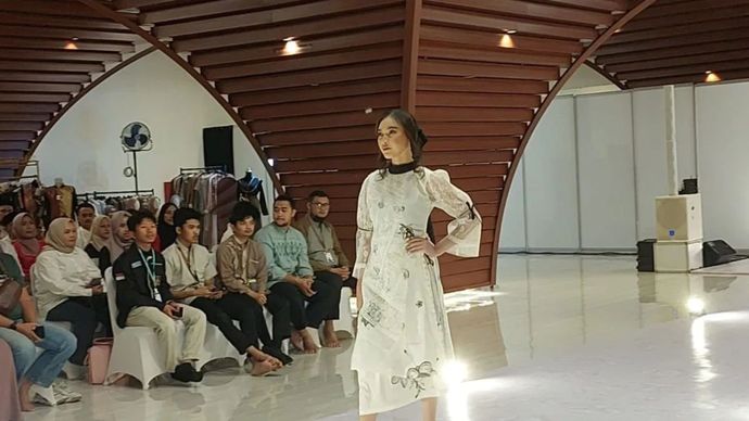 Model mengenakan produk modest fashion Ulayya dengan Charcoaline dalam acara West Java Modest Fashion 2024. 